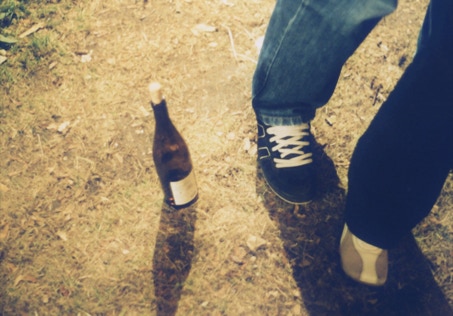 alleingelassene flasche auf dorffest