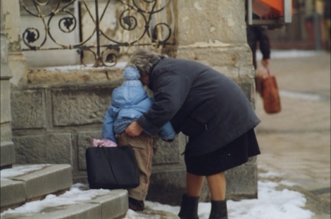 alte frau hilf kind in karlovy vary