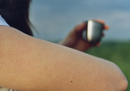 bettina ein arm eine tasse ein bild