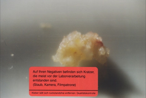 der andere aufkleber mit kratzern