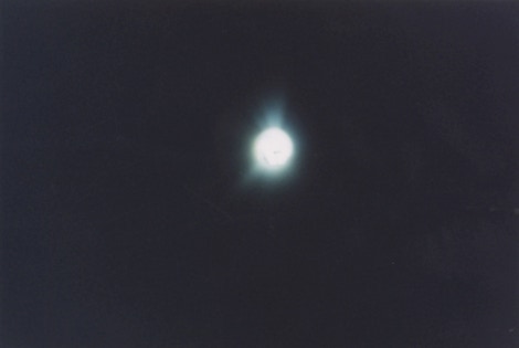 mondaura und schwarzer himmel