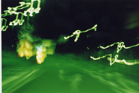 verwackelte strasse in gruner nacht