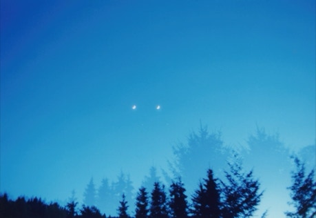 zwei monde am blauen firmament